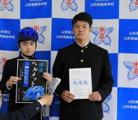ポスターとともに